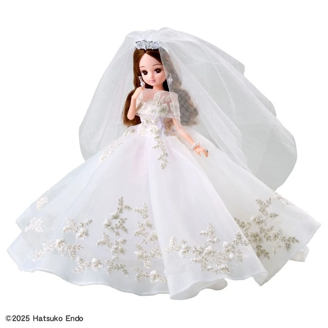  Licca-chan doll in a white wedding dress with a veil and tiara.