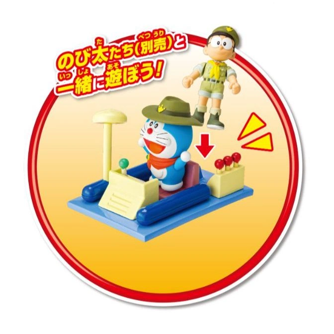 Doraemon toy set with Nobita figure, safari hats, and a blue vehicle on a yellow background.