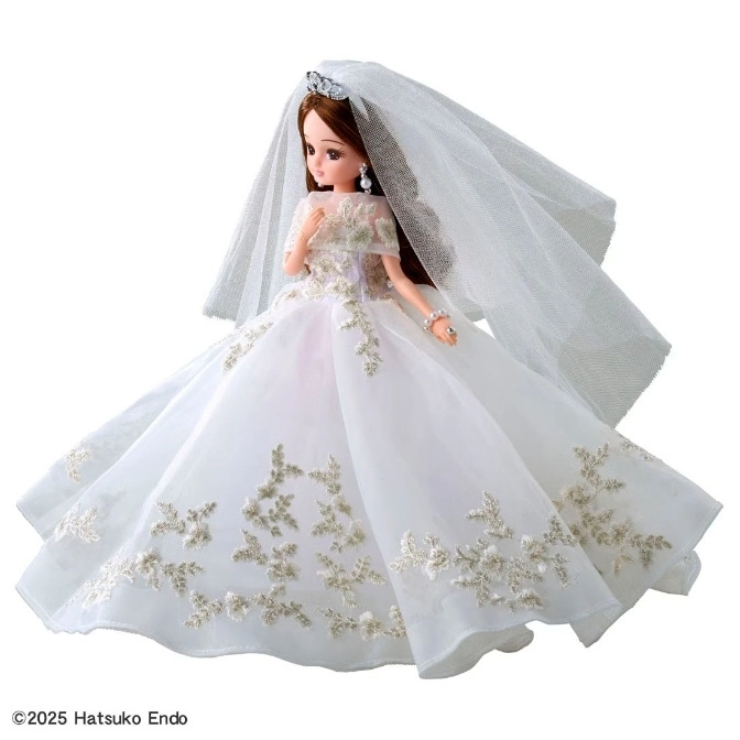  Licca-chan doll in a white wedding gown with veil and tiara, showcasing intricate floral embroidery.