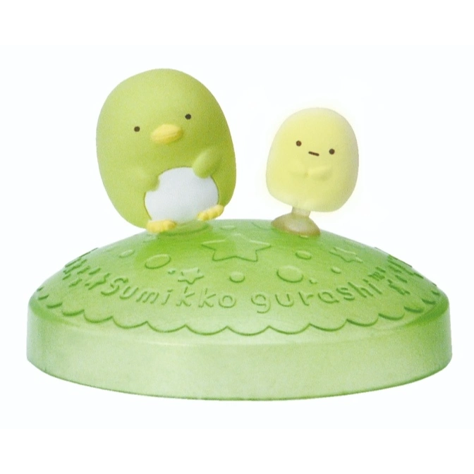  Sumikko Gurashi figurines on a green base with the series name inscribed.