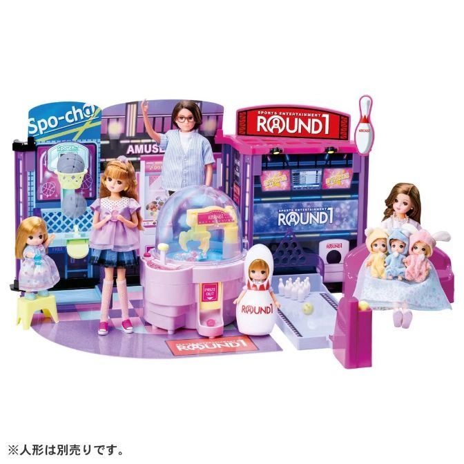 Li'l Woodzeez Round1 playset with dolls, claw machine, bowling alley, and arcade backdrop.