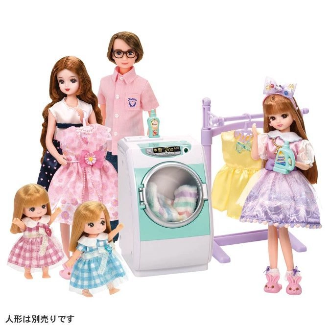  Licca-chan doll family with washing machine playset and doll clothes.