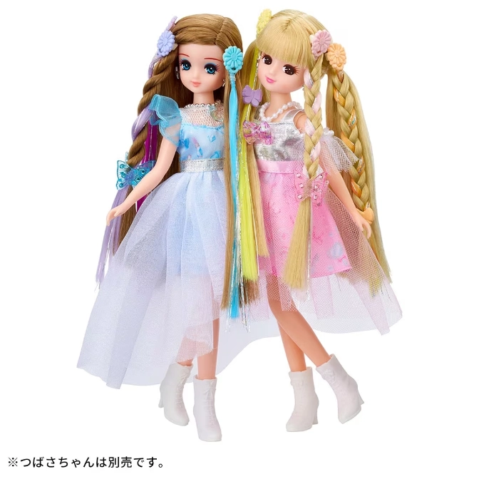  Two Licca dolls in dresses and boots, one with brown hair and one with blonde hair.